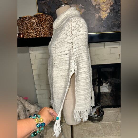 Knit Poncho with Fringes Mother of Pearl Buttons Side Splits One Size - Picture 4 of 5